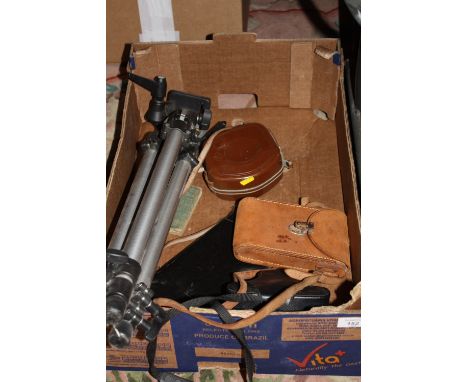 A BOX OF VINTAGE CAMERAS AND ACCESSORIES TO INCLUDE AGFA MOVEX 88, TRIPOD ETC 