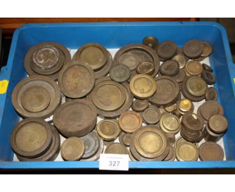 A LARGE QUANTITY OF VINTAGE BRASS WEIGHTS 