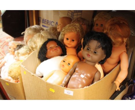 A QUANTITY OF MAINLY VINTAGE COLLECTABLE VINYL DOLLS
