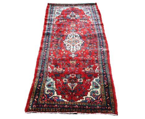 Saruq Hand-Knotted Vintage Persian Wool Rug. Provenance: From the Deceseased estate of Lou Pritchett, ex Vice-President of Pr