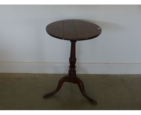 A Georgian oak circular topped tripod table - Diameter 48cm x Height 69cm