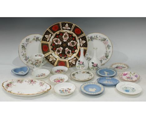 An Abbeydale Chrysanthemum pattern dinner plate, 27.5cm diam; a pair of Wedgwood Hathaway Rose pattern bottle vases, 14cm; a 