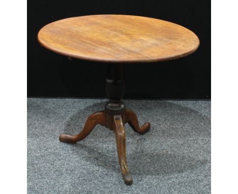 A George III oak tripod supper table, circular top, cabriole legs, pad feet, 75.5cm high, 90cm diameter. 