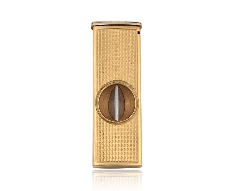 oblong and with an engine-turned finish, opens to reveal the stainless steel blade54mm long, weight of gold case 5dwt, 7.6grM
