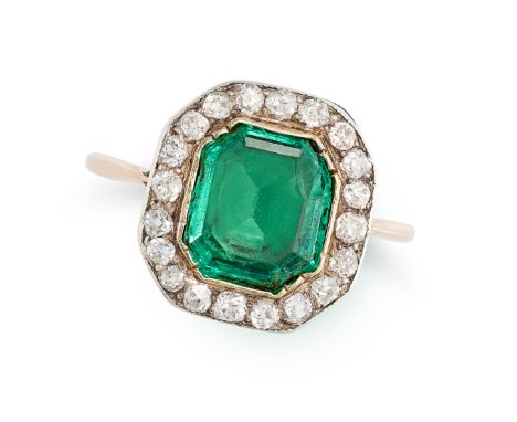 AN ANTIQUE EMERALD AND DIAMOND CLUSTER RING in yellow gold, set with an octagonal step cut of approximately 1.56 carats withi