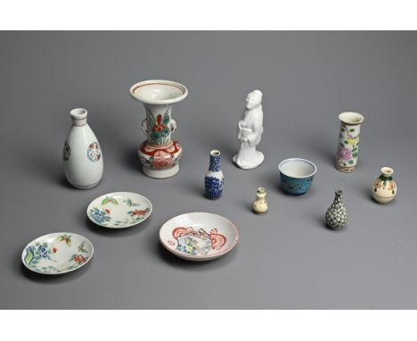 ASSORTED ITEMS OF CHINESE AND JAPANESE PORCELAIN, 19TH-EARLY 20TH CENTURY. Including: a vase of flared baluster form, decorat