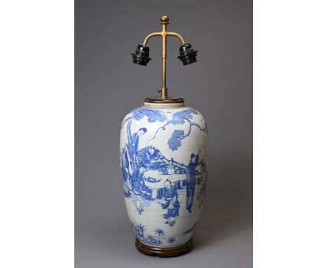 A 20TH CENTURY CHINESE PORCELAIN BLUE AND WHITE OVIFORM VASE ADAPTED AS A LAMP. Painted in the Transitional style with figure