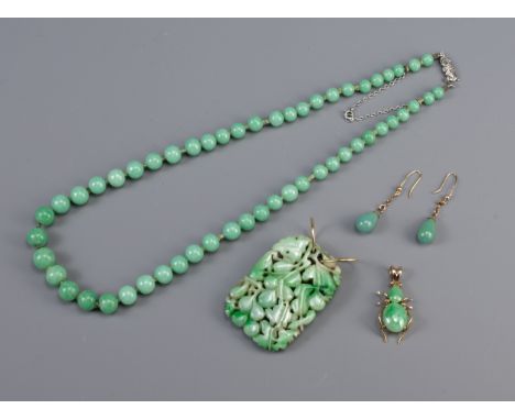 A GROUP OF CHINESE JADE JADEITE JEWELLERY ITEMS, EARLY 20TH CENTURY. To include a graduated bead necklace with silver clasp, 