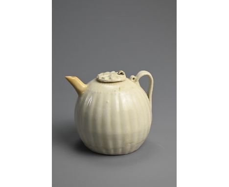 A CHINESE QINGBAI GLAZED PORCELAIN LOBED EWER AND COVER, SONG DYNASTY (960-1279). Of melon form with short spout and strap ha