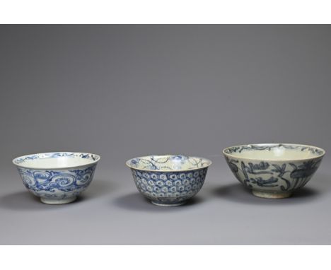 THREE CHINESE PORCELAIN MID-LATE MING DYNASTY BLUE AND WHITE BOWLS. The first painted to the exterior with a band of interloc