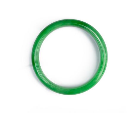 A JADEITE CIRCULAR BANGLE. Of D shape. Total diameter 7cm, Inner diameter 5.7mm. Weight 41.7 gramsGood overall condition