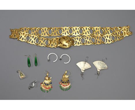 A MIXED LOT OF COSTUME JEWELLERY, 20TH CENTURY. To include a pair of green glass earrings, peacock drop earrings, white base 