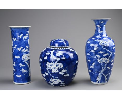 THREE CHINESE BLUE AND WHITE PORCELAIN ITEMS, 19/20TH CENTURY. To include a globular jar and cover; A cylindrical vase, with 