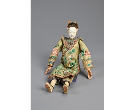 A CHINESE OPERA DOLL, 19/20TH CENTURY. Painted wooden figure dressed in embroidered robes. 26cm length. Good overall conditio