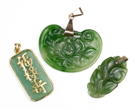 A GROUP OF THREE JADE PENDANTS, 20TH CENTURY. To include a carved peach group pendant (4.5cm long). A Ruyi shape pendant carv