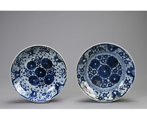 TWO SIMILAR CHINESE PORCELAIN BLUE AND WHITE DISHES, QING DYNASTY. Each with seal mark, painted with a cluster of five flower