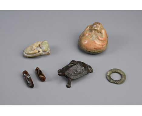 A MIXED GROUP OF CHINESE / JAPANESE ITEMS, 19/20TH CENTURY. To include a bronze water dropper in the form of a turtle; A jade