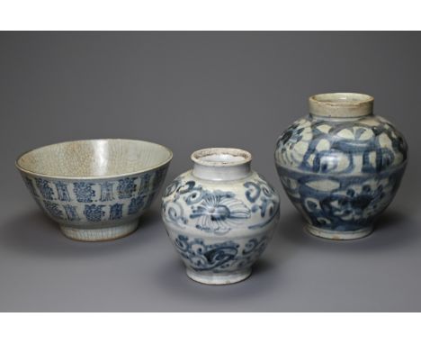 TWO CHINESE LATE MING DYNASTY PORCELAIN BLUE AND WHITE OVIFORM JARS AND A BOWL. Comprising: two oviform jars in sizes, painte