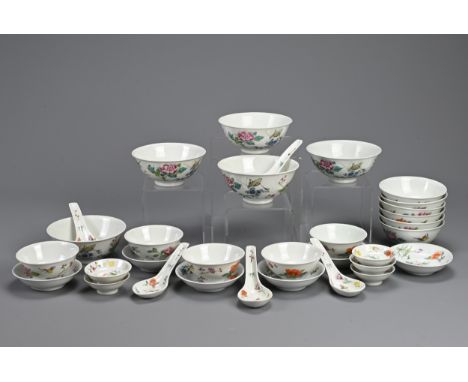 A QUANTITY OF CHINESE FAMILLE ROSE PORCELAIN ITEMS, 20TH CENTURY. To include sixteen bowls of three graduating sizes; six sau