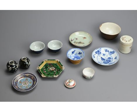 A MIXED GROUP OF CHINESE PORCELAIN ITEMS, 18/19TH CENTURY. To include a famille verte biscuit porcelain hexagonal saucer, Kan