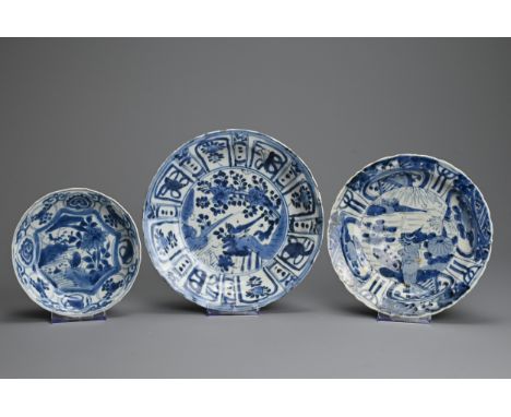 THREE CHINESE BLUE AND WHITE KRAAK WARE PORCELAIN DISHES, LATE MING DYNASTY. Each with lobed rims. One dish unusually decorat