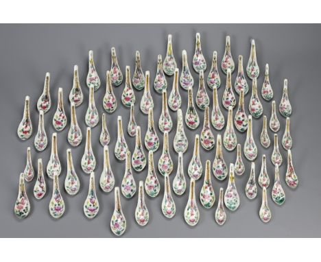 A QUANTITY OF STRAITS CHINESE NYONYA FAMILLE ROSE PORCELAIN SPOONS, 19/20TH CENTURY. Matching in decoration with phoenix and 