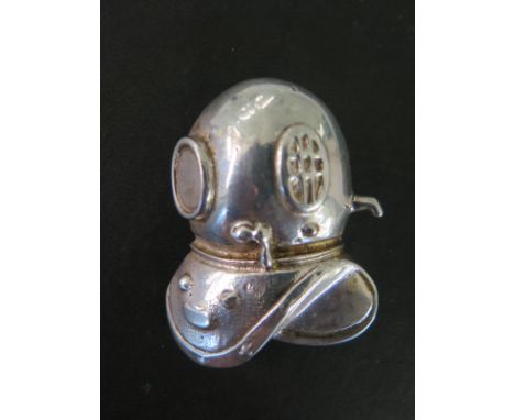 A silver hallmarked buckle in the form of a deep sea divers helmet - Weight approx 3 troy oz - 6cm x 5cm - good overall condi