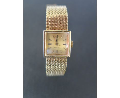 An 18ct gold cased ladies Omega wristwatch no. 19576925 - total approx weight 34.3 grams - baton markers to champagne coloure
