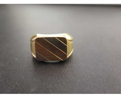 A gentleman's tri-colour signet ring - With diagonal line detail - Stamped 750 (indicating 18ct gold) - Ring size V 1/2 - Wei