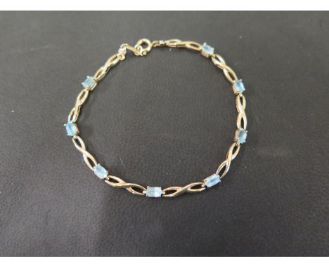 A 9ct gold topaz bracelet - With diamond highlight - Hallmarked Sheffield - Length 19.5cms - Weight approx 4.4gms
Condition R