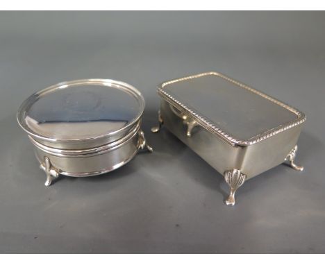 A Victorian silver rectangular trinket box with gadrooned rim on four hoof feet and baize lined interior - Weight approx. 3.1