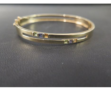 An amethyst, citrine and peridot set hinged bangle - Stamped 375 - Inner diameter 6.4cms - Weight approx 12.1gms
Condition Re