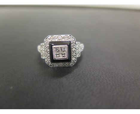 A diamond and black onyx panel ring - Set with brilliant and square-shape diamonds - Stamped 750 (indicating 18ct gold) - Rin