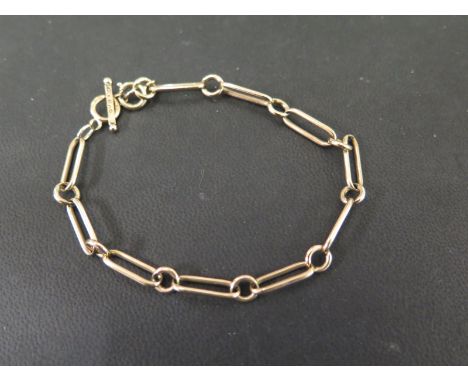 A 9ct gold fancy-link bracelet - Hallmarked London - Length 22cms - Weight approx 9.6gms
Condition Report: Good to fair - Wit