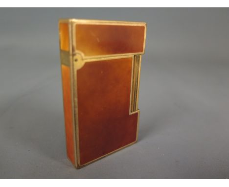 A French vintage gas lighter by Dupont with brown enamel decoration - Height 5.5cm 
Condition report: Condition fair