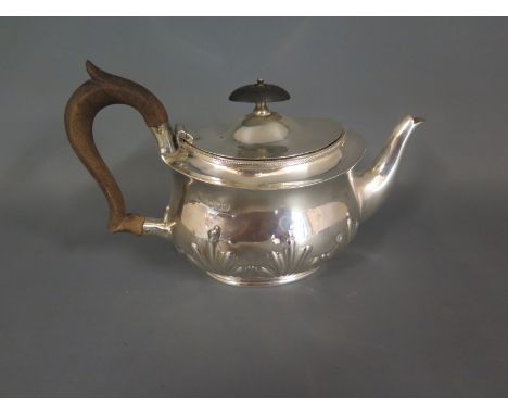 A Victorian silver teapot with beaded rim, ebony handle and finial - London 1886 - Total weight approx. 9 troy oz
Condition r