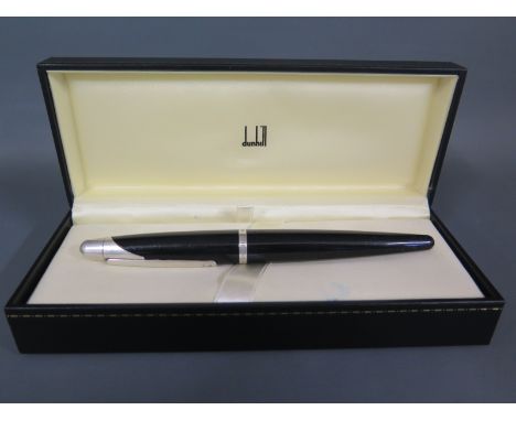 A Dunhill fountain pen with 18K M nib, boxed and with paperwork and refills - Length 15cm 
Condition report: Some minor usage