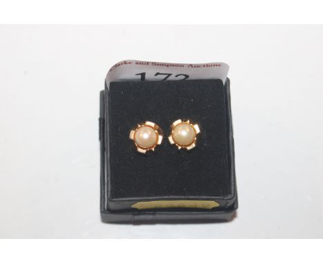 A pair of Hallmarked vintage 9ct gold cultured pearl stud ear-rings approx. 2gms total weight 