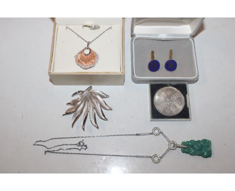 A 925 shell shaped pendant on chain, a 5 shilling coin, a pair of cuff-links (vendor reports a pair of Cambridgeshire Hunt Cu