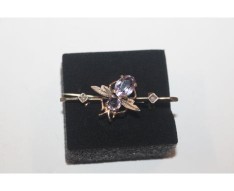 An antique yellow amethyst and seed pearl brooch in the form of a bee, approx. 2.5gms 