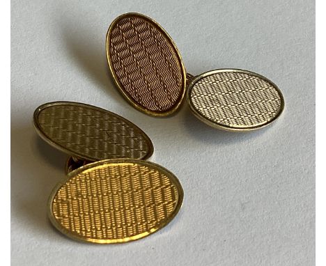 A heavy pair of 9 carat engine turned cufflinks. Approx. 6 grams. Est. £80 - £120.