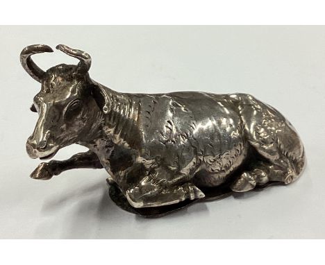 A novelty 19th Century silver cow snuff box with hinged cover. Approx. 19 grams. Est. £30 - £50.