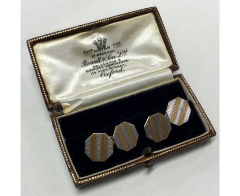 A good pair of stylish 18 carat gold and platinum cufflinks with engine turned decoration. Approx. 8 grams. Est. £250 - £300.