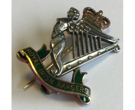 A good 9 carat Royal Irish Rangers Military brooch with green enamel decoration. Approx. 5 grams. Est. £100 - £150.