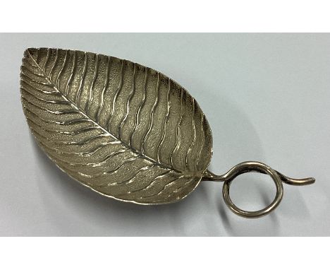 A George III silver chased leaf caddy spoon. Circa 1800. Approx. 7 grams. Est. £40 - £60.