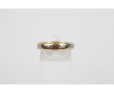 18ct Gold 2 tone wedding band. Size S. 4g total weight 