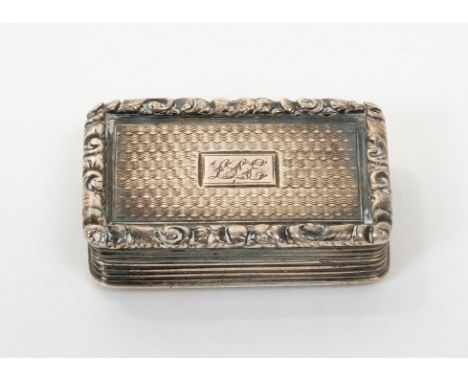 Early 19th century vinaigrette of rectangular form, with engine-turned decoration and reeded borders, hinged cover with scrol