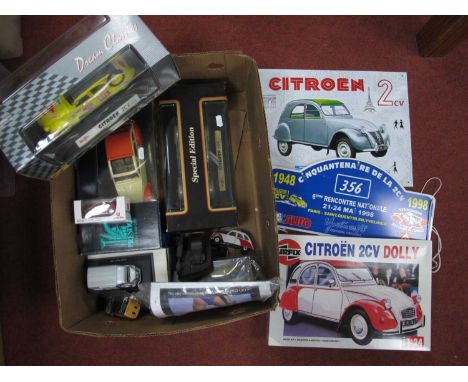 A collection of predominantly Citroen 2CV diecast model vehicles to include boxed Solido 1:18 #8030 2CV 1971, Maisto 1:18 Dre