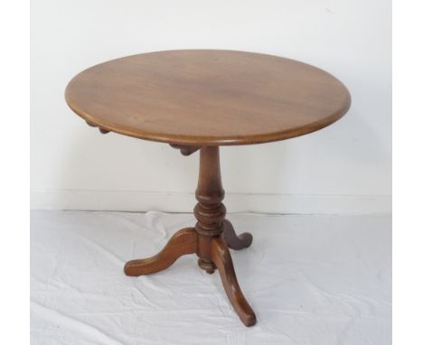 EDWARDIAN ELM CIRCULAR TILT-TOP BREAKFAST TABLEraised on turned pedestal with shaped tripod support, 91.5cm diameter