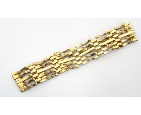 NINE CARAT GOLD GATE BRACELETwith decorative twisted links, approximately 9.9 grams